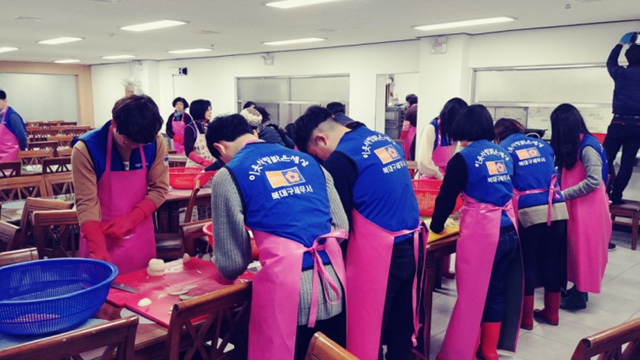 재료손질하는 북대구세무서 직원들