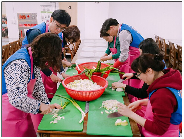 눈물을 꾹 참고 대파를 손질하는 직원들^^