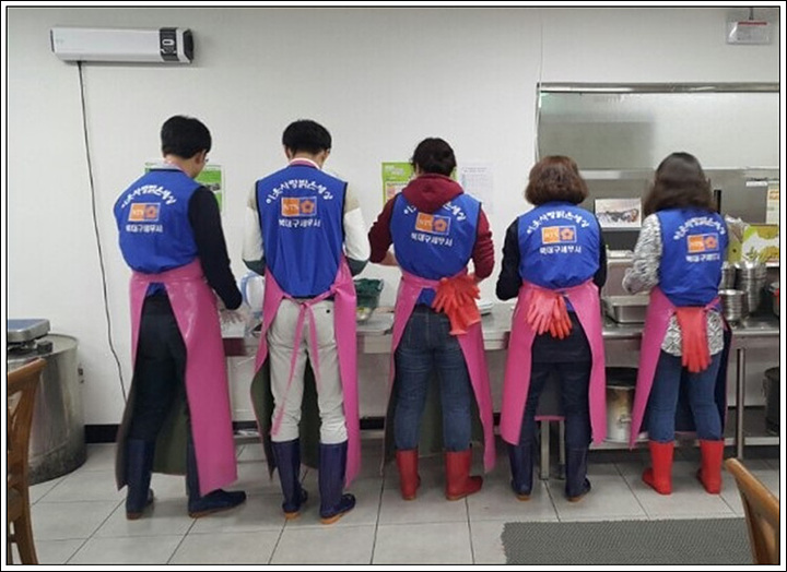 줄 지어 각자 맡은 반찬을 식판에 담고 있어요~^^