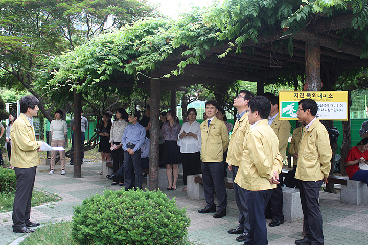 지진 발생시 행동요령을 교육받고 있는 직원들