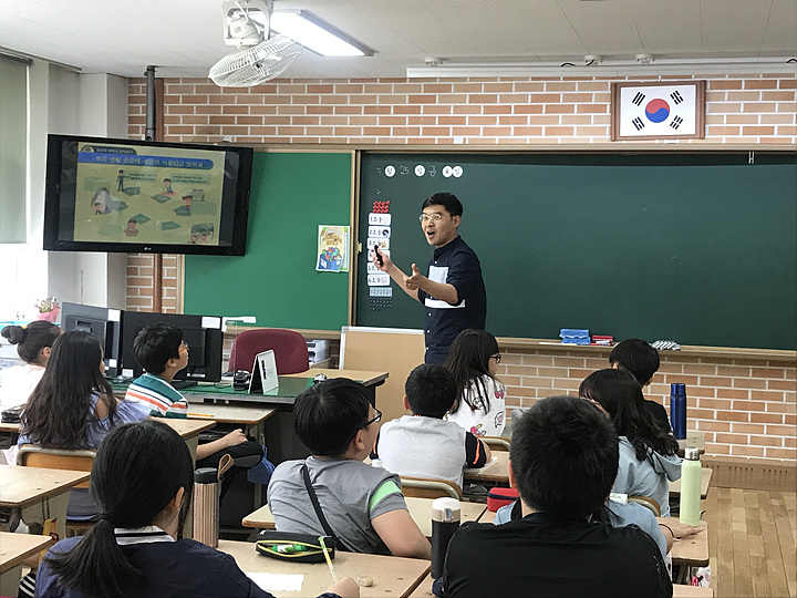 선생님의 강의를 경청하고 있어요