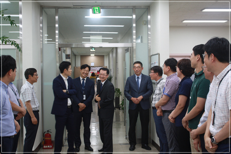 동료들과 인사 중