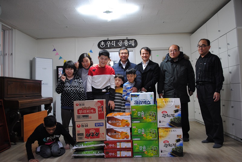 우리공동체 아이들과 함께 한 모습입니다.