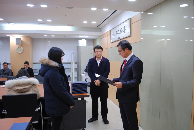 도우미 학생에게 수료증을 전달하는 모습입니다