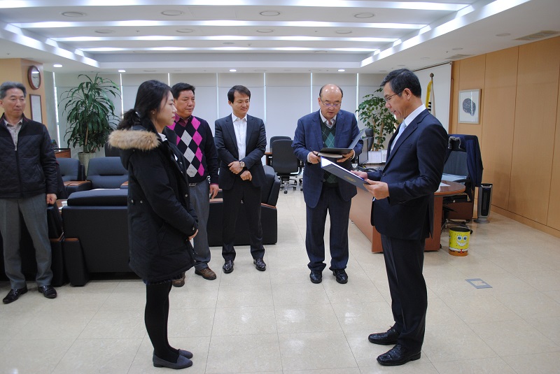 임명장 수여식 모습입니다