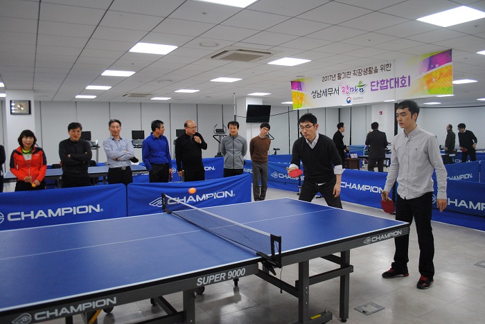 직원들의 탁구치는 모습입니다