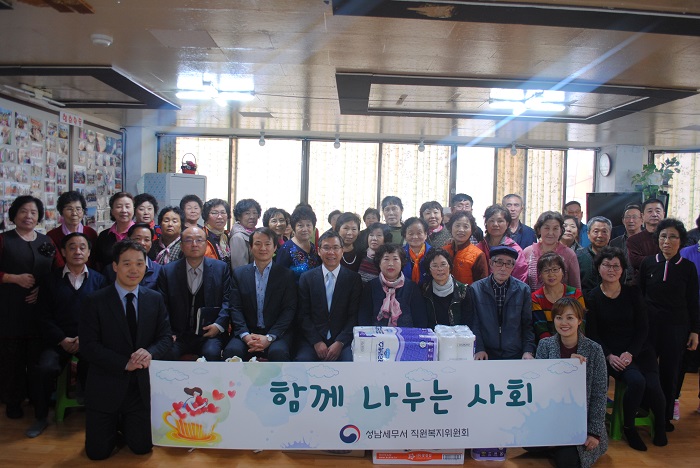 다문화가족 지원 연합회 어르신분들과 함께한 모습입니다