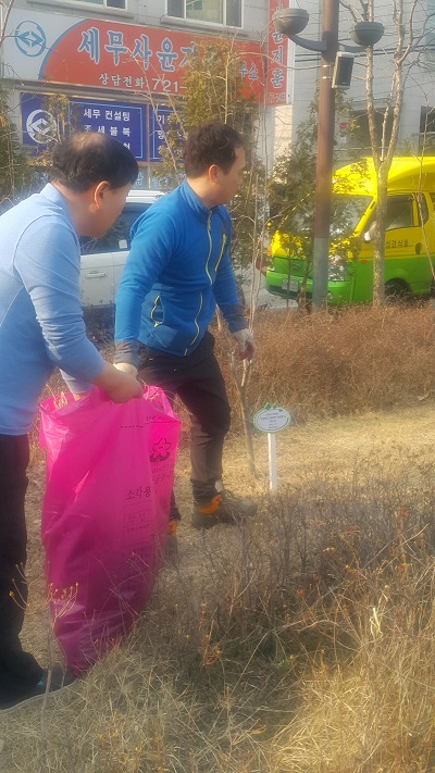 직원들의 환경정화활동 모습입니다