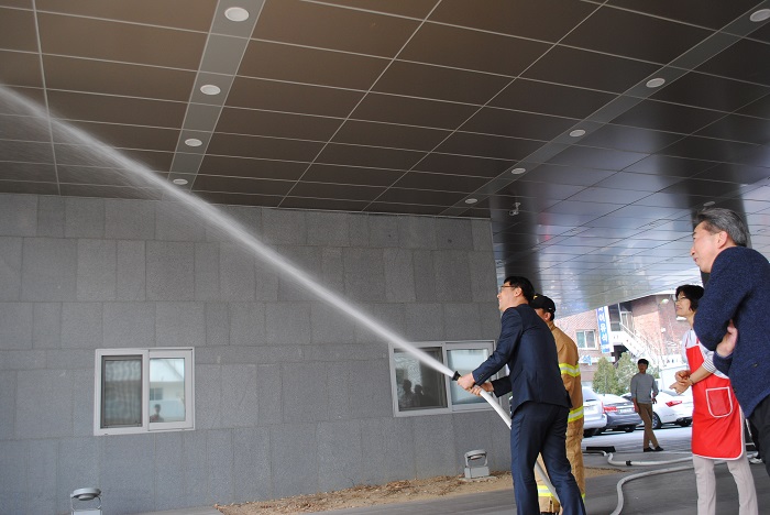 소화전을 사용하여 화재 진압 방법을 배우고 있는 모습입니다