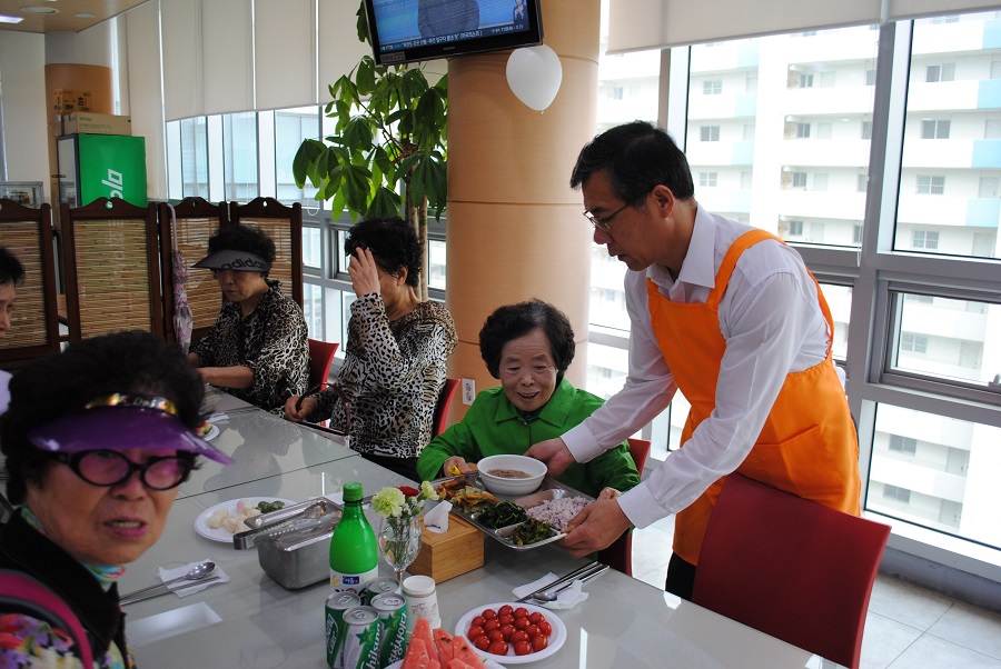 박종태 성남세무서장이 어르신들께 음식을 나누어드리는 모습입니다