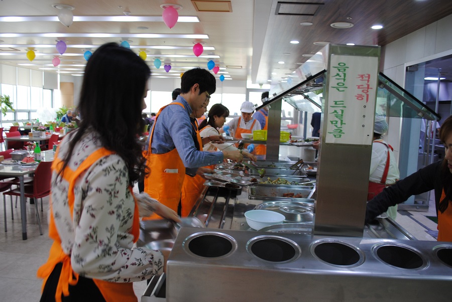 성남세무서 직원들이 음식을 배식판에 담는 모습입니다