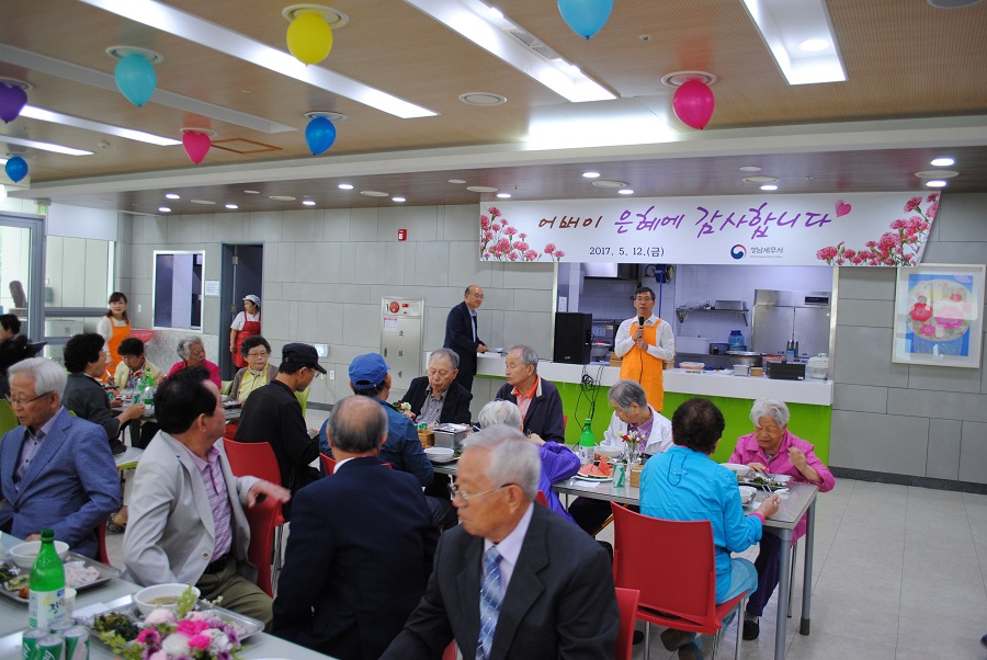 박종태 성남세무서장이 어르신들께 인사말씀을 하는 모습입니다