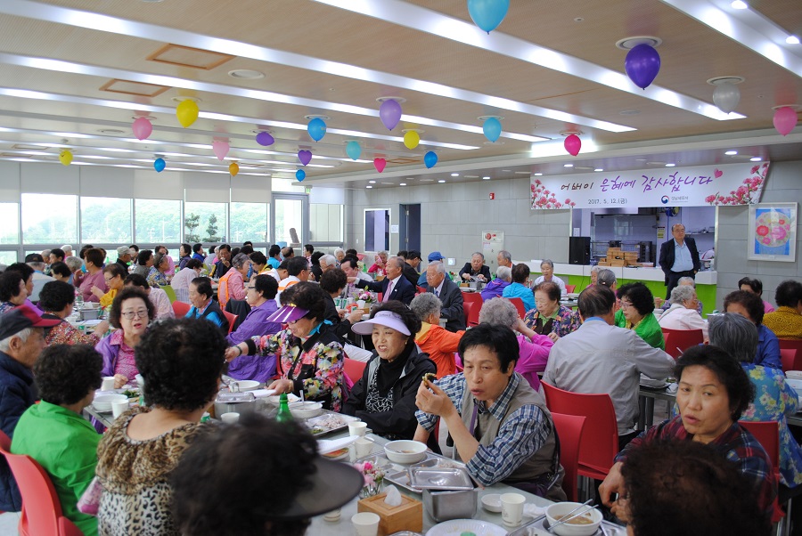 어르신들께서 맛있게 식사하시는 모습입니다
