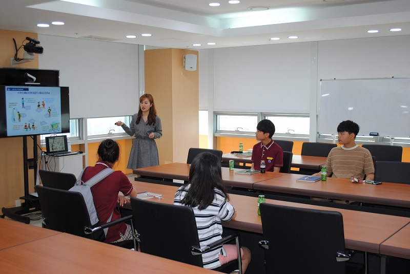 성일중학교 학생들에게 세금에 대한 강의를 하는 모습입니다