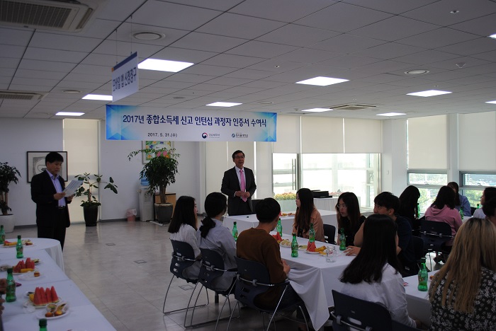 박종태 서장이 학생들에게 수고했다는 말을 전하는 중입니다