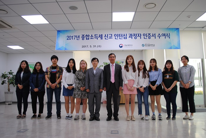 학생들과의 기념사진입니다