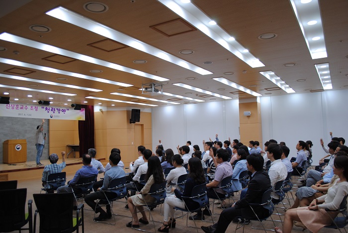 직원들이 교육에 참여하는 모습입니다