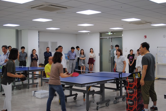 여자복식 결승전을 치르는 모습입니다.