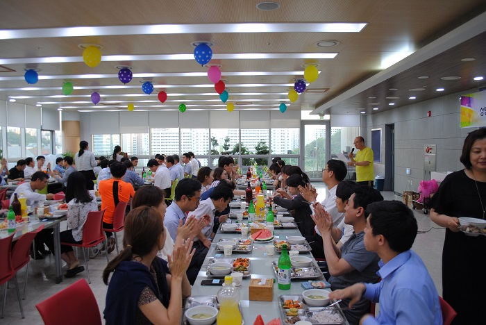 대회가 끝나고 직원들이 식사하는 모습입니다.