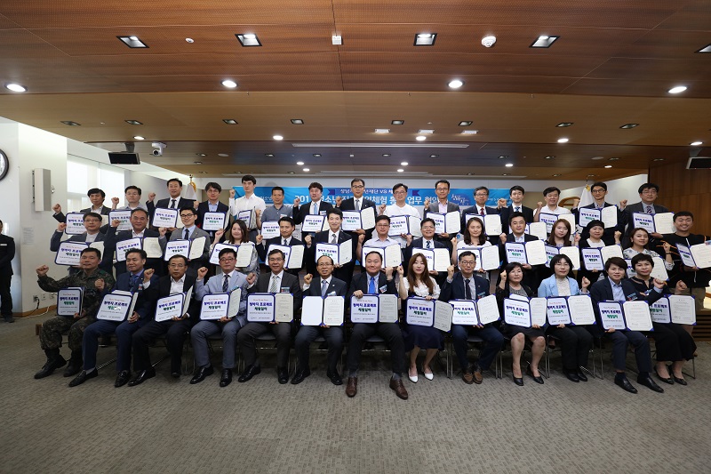 협약을 맺은 모든 기업,기관과 함께 찍은 사진입니다.