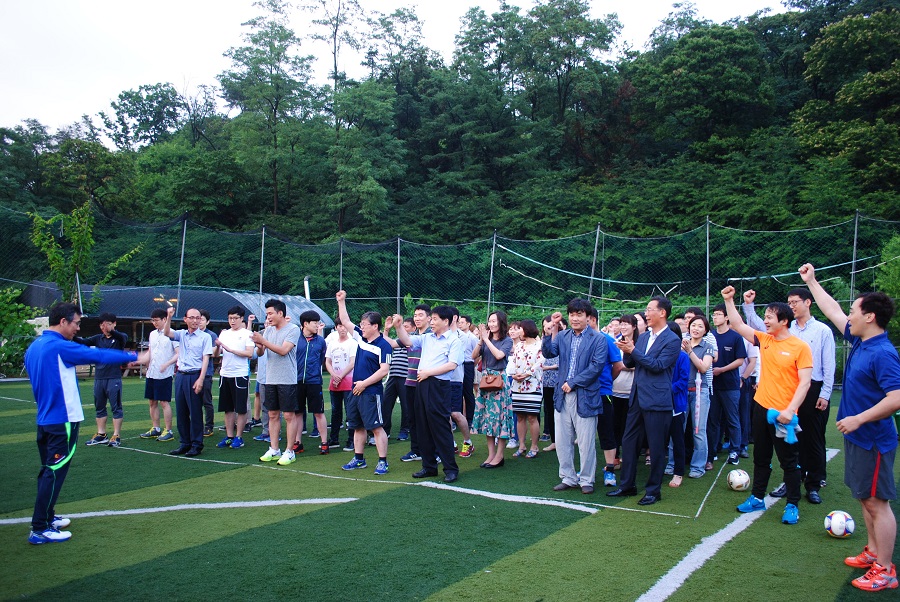 화이팅을 외치는 직원들의 모습입니다