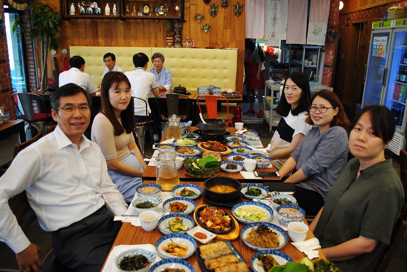 박종태 성남세무서장이 6월 생일 직원들과 함께한 모습입니다.