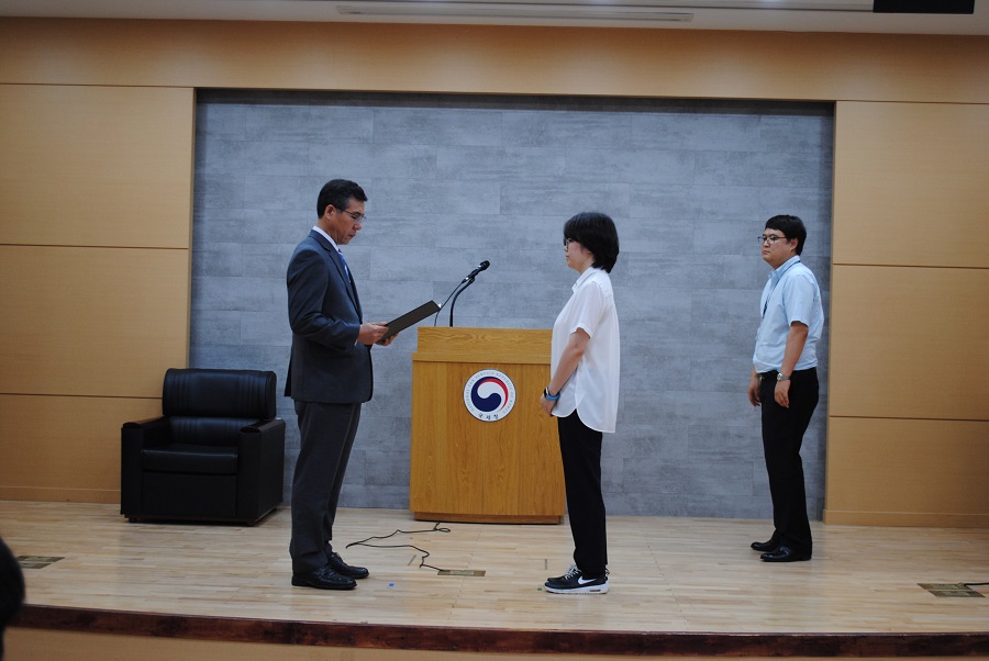 상반기 유공공무원 표창장 수여식을 진행하는 모습입니다