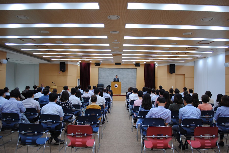 전직원이 청렴교육을 듣고 있는 모습입니다