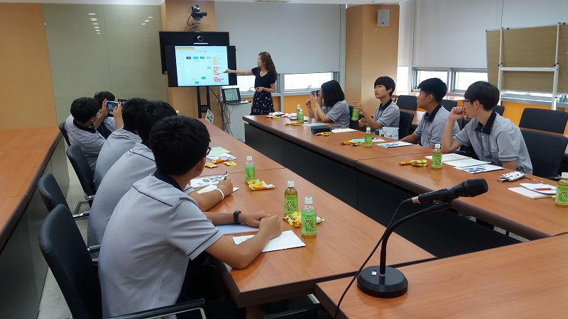 세금 및 세무서에서 하는 일에 대한 강의를 듣는 모습입니다