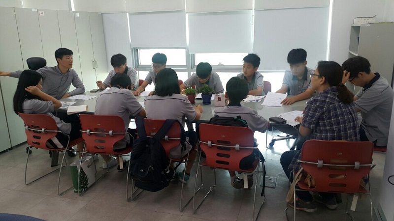 조사과에서 하는 일에 대한 이야기를 듣는 모습입니다