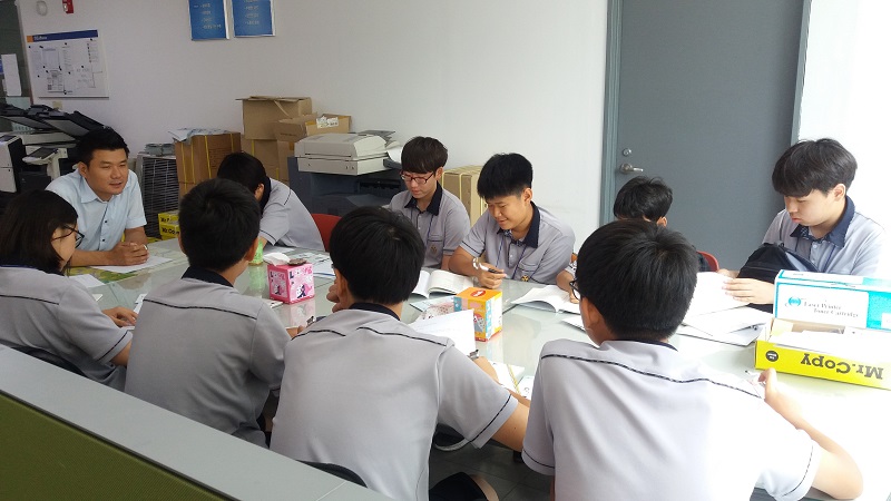 재산법인납세과에서 하는 일에 대한 이야기를 듣는 모습입니다