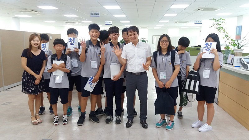 학생들과의 단체사진입니다