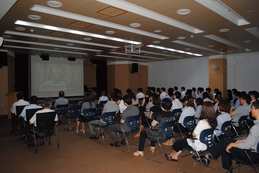 안보영상물을 시청하는 모습입니다.