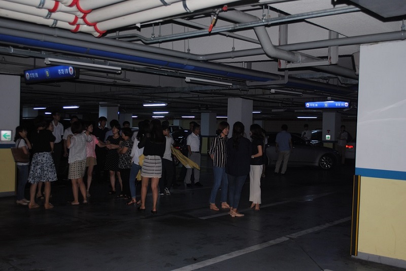 직원들이 지하주차장에 대피한 모습입니다.