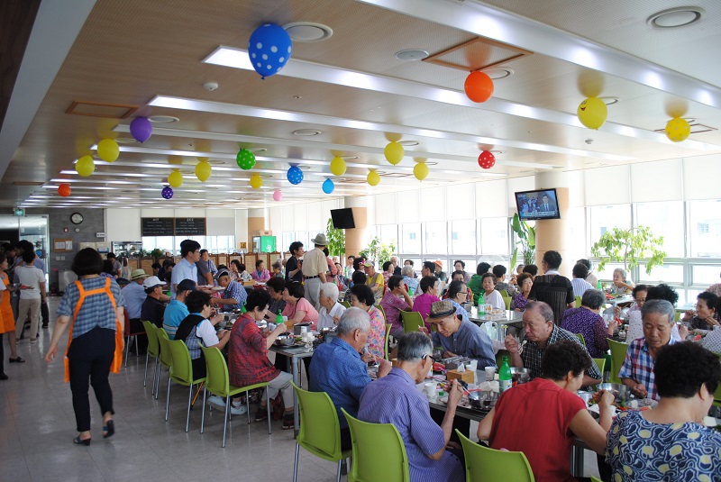 어르신들이 식사를 하고 있는 모습입니다.