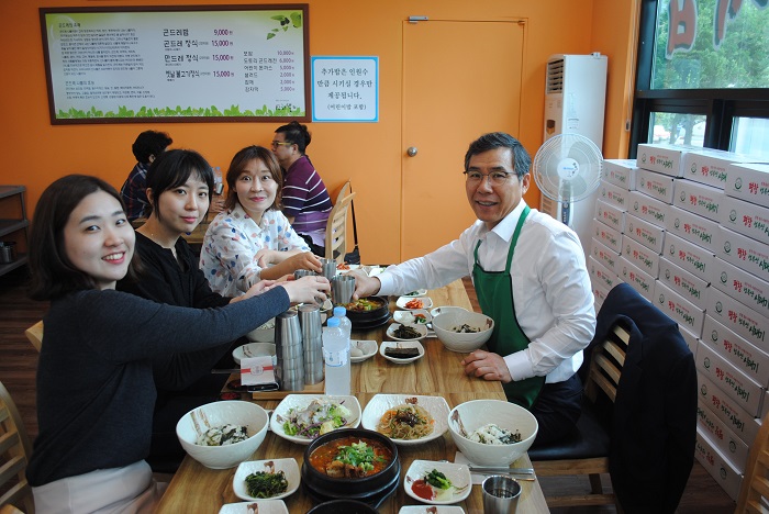 박종태 성남세무서장이 9월 생일 직원들과 함께한 모습입니다