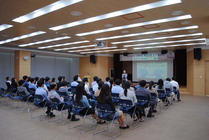 직원들이 교육을 듣고있는 모습입니다