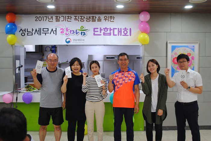 우승자들의 기념촬영입니다