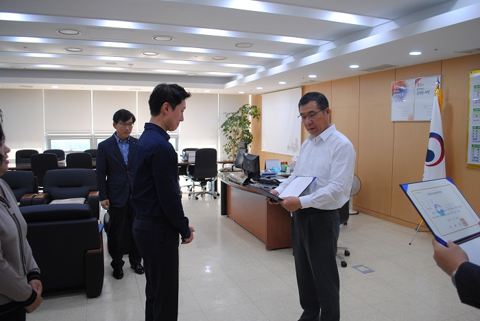 합격증을 수여하는 모습입니다