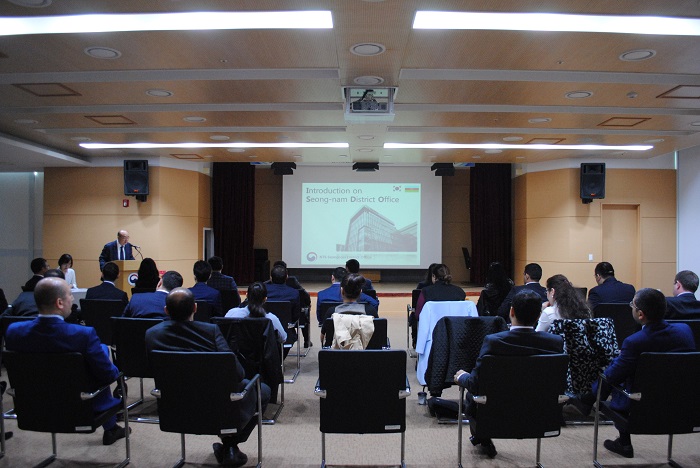 아제르바이잔 공무원들에게 성남세무서,세수 등 간략한 프레젠테이션을 하는 모습입니다.