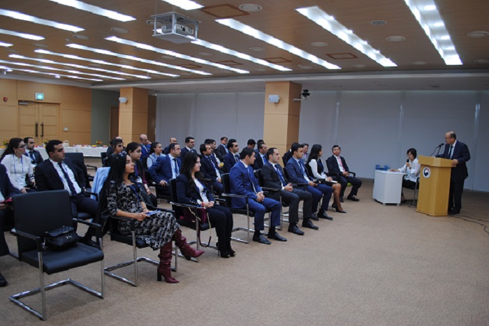 아제르바이잔 공무원들이 프레젠테이션을 청취하는 모습입니다.