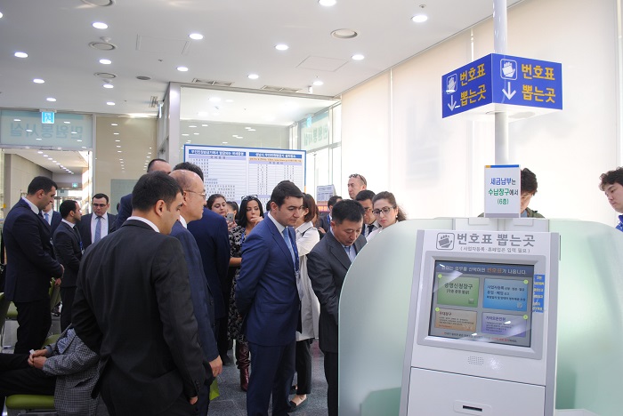 민원실의 순번대기표 등을 설명하는 모습입니다