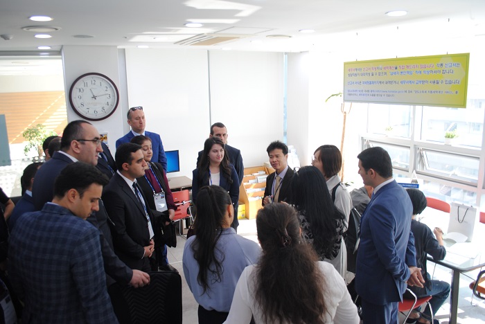 재산법인세과의 신고창구를 설명하는 모습입니다