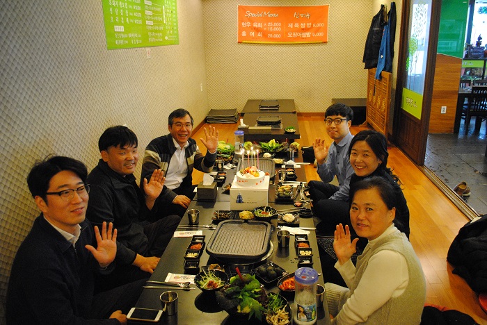 11월 생일 직원들과 함께한 모습입니다