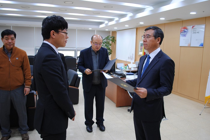 임명장을 수여하는 모습입니다