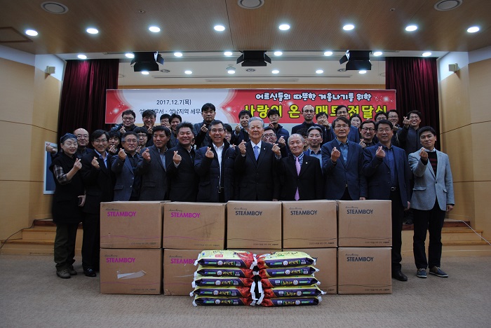 10개의 팀을 이룬 직원들과 성남지역 세무사들의 단체사진입니다.