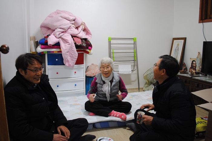 쌀과 온수매트를 받고 좋아하시는 할머니의 모습입니다