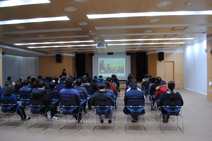 직원들이 교육을 듣고있는 모습입니다.