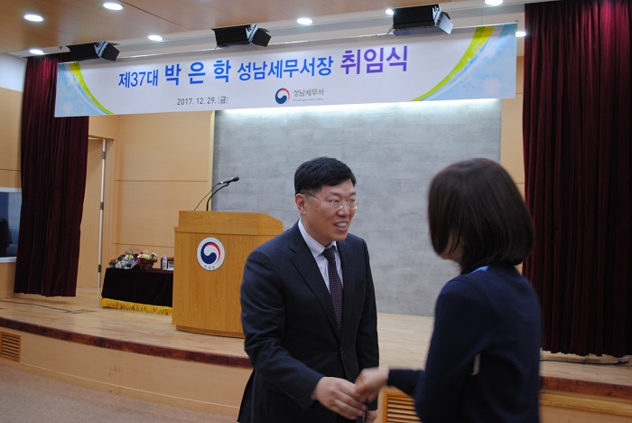 박은학 세무서장이 직원들과 악수하는 모습입니다