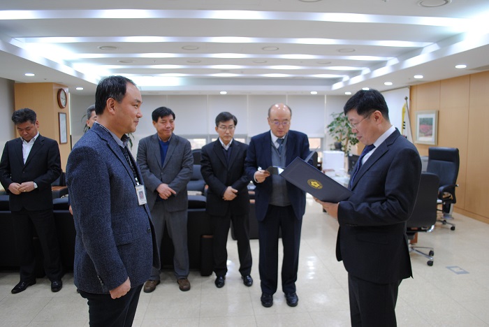 임명장을 수여하는 모습입니다